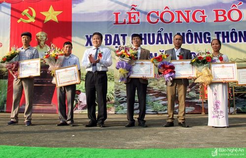 Đồng chí Lê Văn Giáp - Chủ tịch UBND huyện Quế Phong trao Giấy khen cho các tập thể, cá nhân có thành tích xuất sắc trong phong trào xây dựng NTM tại địa phương. Ảnh: Thò Bá Cường