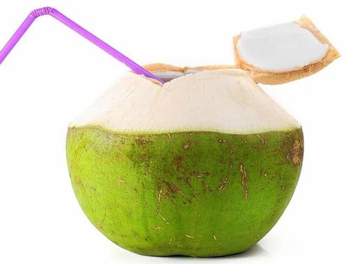 Để có được một làn da căng mịn, sạch mụn và luôn giữ được độ ẩm, bạn nên uống nước dừa hằng ngày