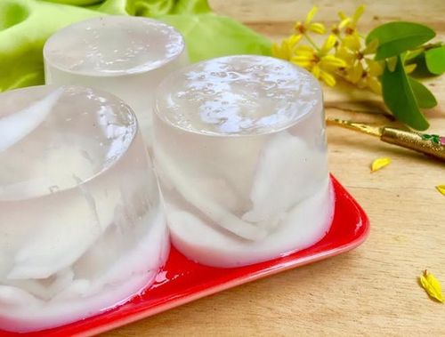 Ngoài tác dụng giải khát, nước dừa còn có vai trò vô cùng quan trọng trong việc làm đẹp, giữ ẩm cho da và giảm thiểu thời gian bị lão hóa