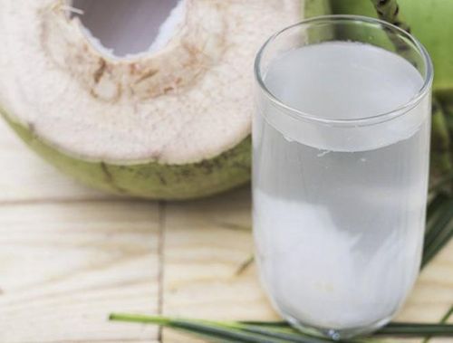 Bên cạnh đó, theo quan niệm dân gian, những phụ nữ mang thai nên uống nước dừa để con sinh ra được trắng hồng, mịn màng. Dù chưa có khoa học nào chứng minh về điều đó, nhưng không thể phủ nhận vai trò quan trọng của nước dừa đối với những mẹ bầu