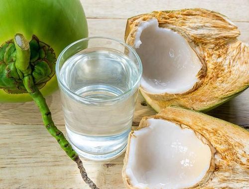 Bên cạnh đó, vào buổi tối, trước khi đi ngủ, bạn nên thoa nước dừa lên các vùng da xấu để loại bỏ mụn trứng cá, các vết nhăn hoặc vết rạn