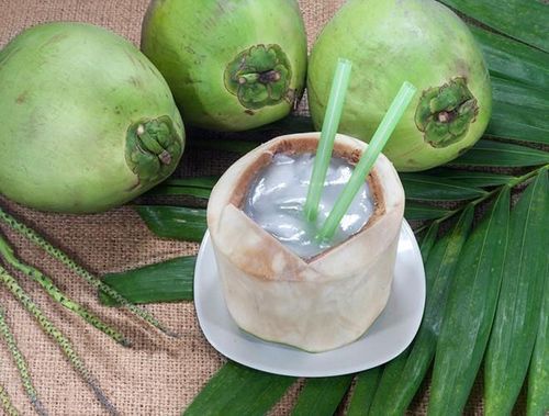 Nước dừa có thể giúp làm tăng HDL cholesterol cho cơ thể, nó cũng là một thức uống tốt từ tự nhiên có tác dụng duy trì sức khỏe tim mạch