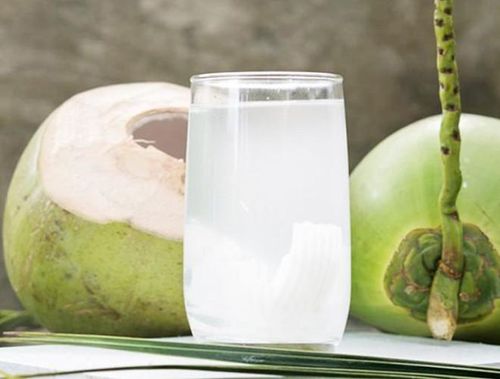 Theo các nghiên cứu, nước dừa là một chất lỏng vô trùng, có ít calo và chất béo nhưng lại giàu vitamin, khoáng chất và các chất dinh dưỡng khác