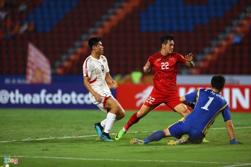 Người đứng chờ sẵn bên trong khung thành U23 Triều Tiên là Nguyễn Tiến Linh. Anh đệm bóng cận thành mở tỷ số cho U23 Việt Nam. Trong bối cảnh đội nhà khát chiến thắng để có thể đi tiếp, khoảnh khắc người hùng đã gọi tên Tiến Linh.
