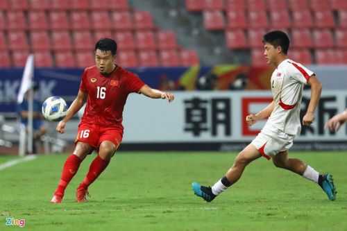 Phút 16 trận đấu giữa U23 Việt Nam và U23 Triều Tiên, Nguyễn Thành Chung thực hiện đường chuyền thông minh cho Hồ Tấn Tài băng lên ở cánh phải. Hậu vệ Bình Dương thực hiện cú căng ngang vào trong vòng cấm cho đồng đội.