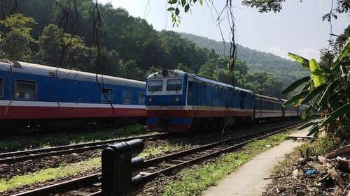 Nhiều chuyến tàu SE1, SE19 và SE23… chở gần 1.000 hành khách phải dừng bánh ở ga Lăng Cô chờ thông tuyến.