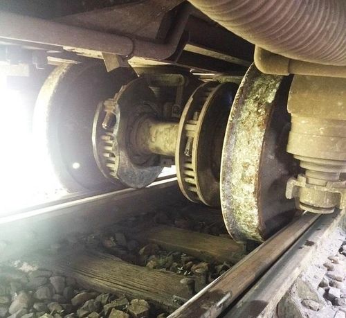 Tàu SE3 trật bánh trên đèo Hải Vân khiến chín đoàn tàu bị chậm, trễ chuyến.