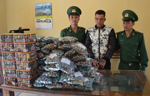  Hai đối tượng vận chuyển pháo lậu bị Bộ đội Biên phòng 721 bắt giữ.