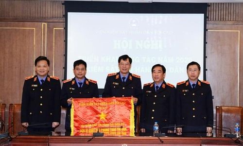 Đồng chí Trần Công Phàn, Phó Viện trưởng VKSND tối cao trao Cờ thi đua của ngành KSND cho tập thể lãnh đạo Vụ 11. 