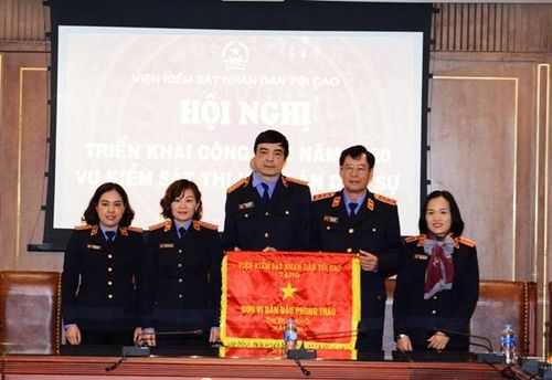 Đồng chí Trần Công Phàn, Phó Viện trưởng VKSND tối cao trao Cờ đơn vị dẫn đầu phong trào thi đua Khối cho tập thể thuộc Vụ 11. 