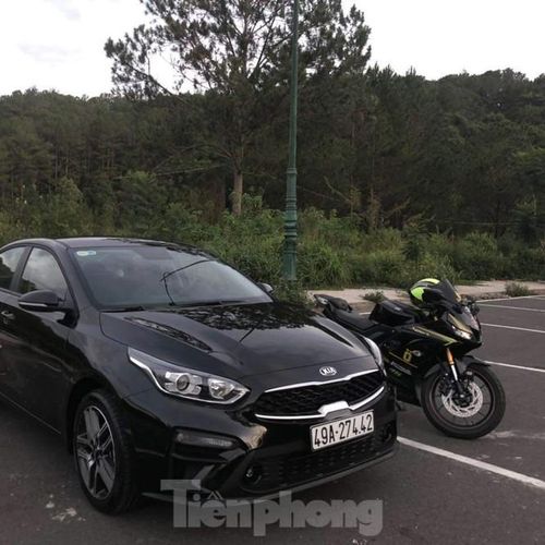 Công an thu giữ phương tiện xe cộ của các đối tượng.