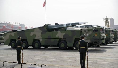  Nhìn từ bề ngoài dễ nhận thấy DF-17 có một tầng tên lửa đẩy thông thường và phần đầu đạn kiểu tàu lượn siêu âm thiết kế tương tự HTV-2 của Mỹ hay Avangard của Nga. 