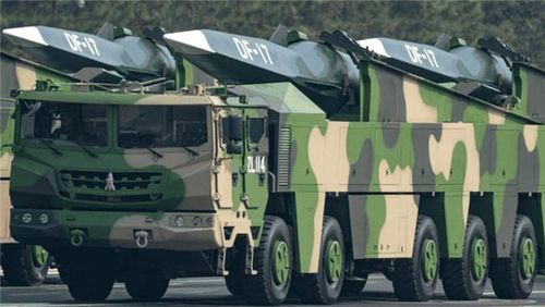  Trong lễ duyệt binh hôm 1/10/2019, Trung Quốc đã cho ra mắt tên lửa siêu vượt âm DF-17 của mình, đáng chú ý là vũ khí này đã trong tình trạng trực chiến từ lâu chứ không phải sắp đưa vào biên chế như Avangard của Nga. 