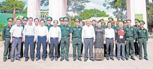 Phó Thủ tướng Thường trực Chính phủ Trương Hòa Bình (hàng trước, thứ 6 từ phải sang) chụp ảnh lưu niệm cùng lãnh đạo tỉnh và cán bộ, chiến sĩ Đồn Biên phòng Cửa khẩu Quốc tế Lệ Thanh. Ảnh: M.T