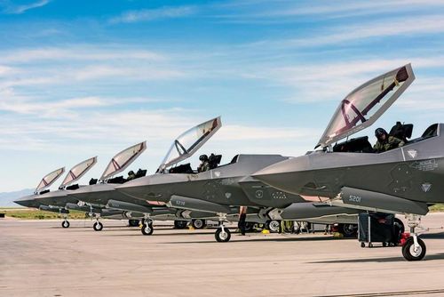  Trong trường hợp mang theo 10,5 tấn vũ khí, F-35 biến thành máy bay ném bom và tấn công. Nó có thể được nhìn thấy rõ ràng trên các radar, vì lượng đạn như vậy không thể được giấu trong khoang bên trong. Tuy nhiên lúc này sức mạnh của máy bay chính là kho vũ khí khổng lồ mang theo để tấn công đối phương. 