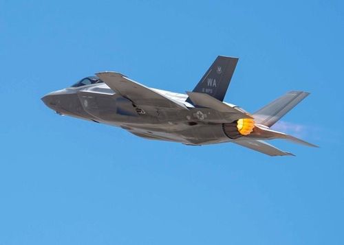  Nhiều người cho rằng F-35 không có chế độ cơ động tốt bằng dòng Su của Nga. Tuy nhiên chiến tranh hiện đại là tiêu diệt đối phương ngoài tầm nhìn và ẩn mình trước đối phương. Các cuộc không chiến quần vòng với ưu thế về độ cơ động vốn đã lùi vào dĩ vãng sau khi thế chiến thứ 2 kết thúc. 