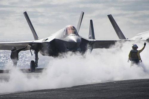  Ở chế độ tấn công hỗn hợp F-35 có thể mang được 14 tên lửa AIM-120 và 2 tên lửa AIM-9X nhỏ hơn cho các nhiệm vụ trên không, hoặc 6 quả bom GBU-31 cùng với 4 AIM-120/9X cho các nhiệm vụ hỗn hợp trên không và mặt đất. 