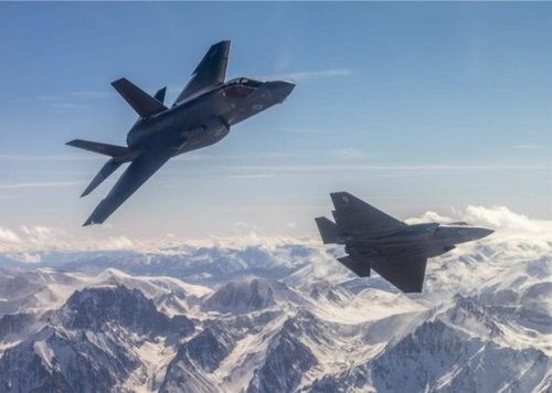  Trong các cuộc thử nghiệm Mỹ đã cho thấy chiếc F-35 đồng thời thả 5 quả bom rồi chính xác rồi nhanh chóng thoát ly khỏi trận địa tấn công. Điều này xóa tan nghi ngờ rằng F-35 "to béo và chậm chạp". 