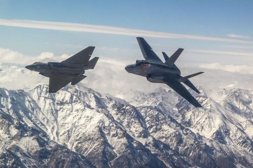  Số vũ khí này tương đương với chiến đấu cơ F-15E hai động cơ, và vượt trên hẳn mức 8 tấn so với Su-35, Su-57, Typhoon. 