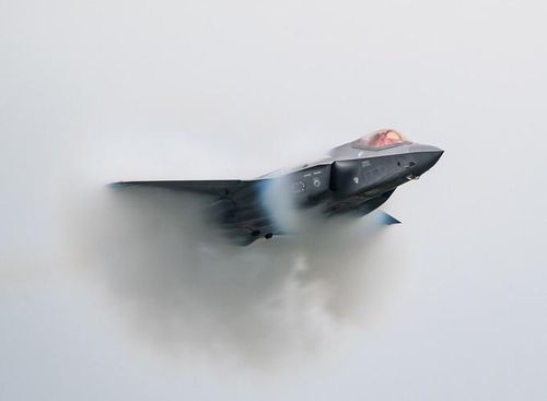  Khi ở chế độ tàng hình F-35, nó chỉ có thể mang theo 2,6 tấn tải trọng chiến đấu gồm hai quả bom GBU-31 hoặc Paveway IV và một cặp AIM-120. 