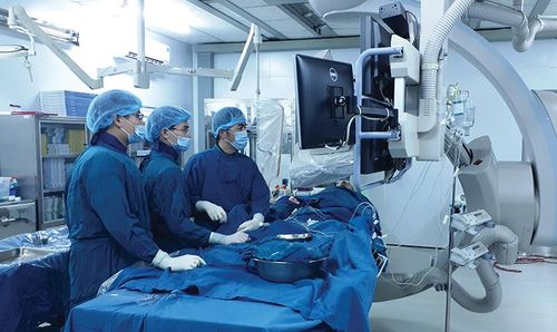Can thiệp tim mạch cho bệnh nhân tại Bệnh viện đa khoa tỉnh. Ảnh: L.N