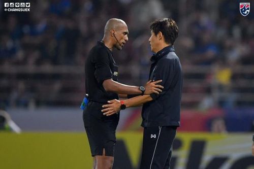 Trọng tài chính người Oman và HLV Nishino.
