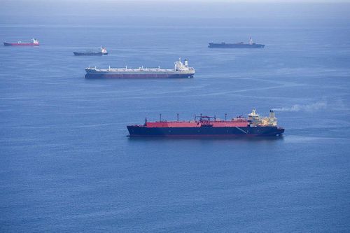 Tàu chở dầu của các nước trên Eo biển Hormuz. Ảnh: ET