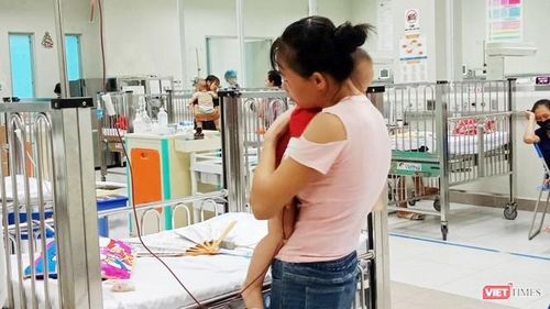 Cha mẹ chăm sóc cho trẻ tại Bệnh viện Nhi Trung ương. Ảnh: Chi Lê