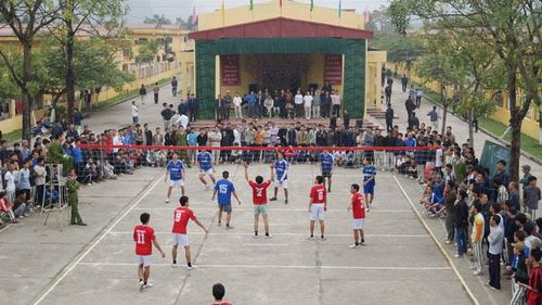 Phạm nhân Trại giam Ninh Khánh tham gia thi đấu thể thao trong dịp Tết. 