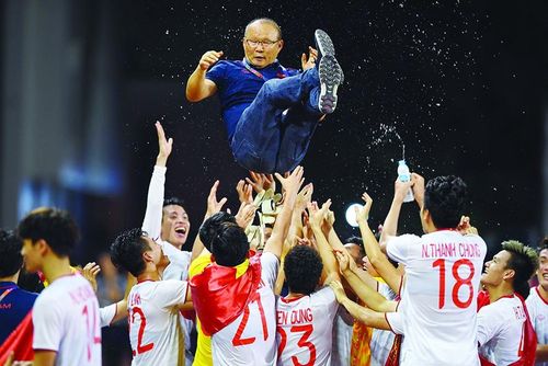 HLV Park Hang Seo được các học trò tung hô ăn mừng Việt Nam giành HCV môn Bóng đá Sea Games 30 Ảnh: Như ý