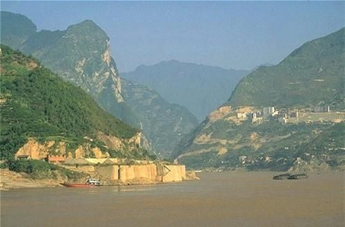 4. Trận Tuy Dương: Trận Tuy Dương là cuộc chiến giữa nhà Đường và chính quyền Đại Yên (một phần của loạn An Sử) xảy ra vào năm 757. Trong cuộc chiến, quân Yên cố gắng vây hãm khu vực Tuy Dương để mở đường vào đánh chiếm Giang Hoài. Quân nhà Đường chỉ có 7.000 binh lính nhưng quân Yên có tới 150.000.
