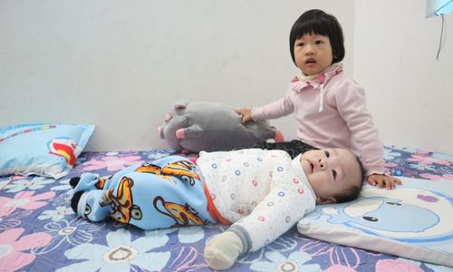 Cô con gái lớn rất thích chơi với em.