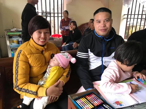 Những ngày này, căn nhà nhỏ luôn rộn tiếng cười và không lúc nào ngớt người đến thăm Bình An. (Ảnh NVCC).