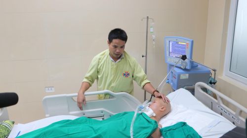 Những ngày tháng anh Hùng luôn túc trực bên chị Liên tại bệnh viện K - cơ sở Tân Triều.
