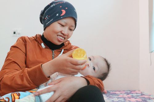 Bình An kháu khỉnh trong vòng tay mẹ.