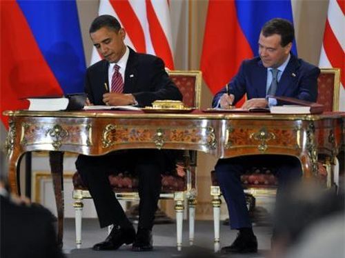 Tổng thống Mỹ B. Obama (trái) và Tổng thống Nga D. Medvedev ký New START tại Praha ngày 8/4/2010 