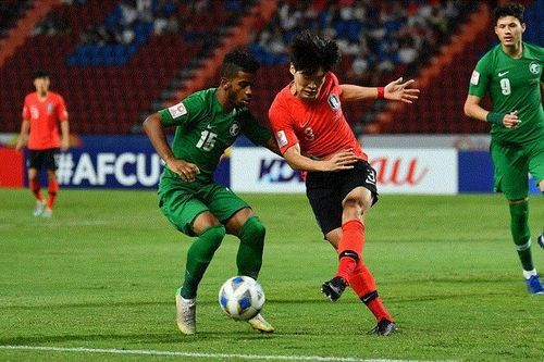 Hai đội đang đá giằng co.
