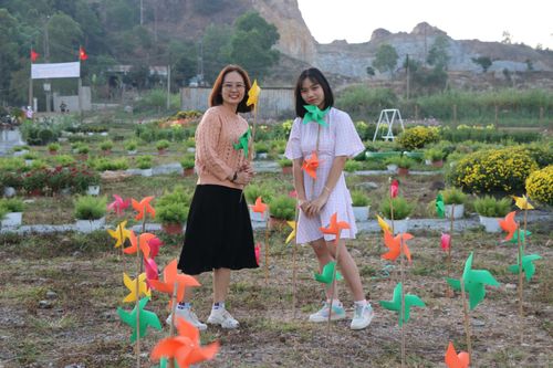 Các bạn trẻ thích thú với vườn chong chóng. Ảnh: Ngọc Minh
