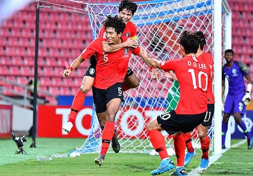 Các cầu thủ U23 Hàn Quốc mừng bàn thắng.