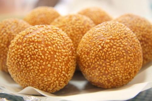 Trong khẩu phần bữa ăn sáng của người Pháp, thức ăn rán, đặc biệt là bánh rán gần như là một điều cấm kỵ. Những thức ăn như thế chứa rất nhiều đường sirô, khiến bạn bị đầy hơi nhanh chóng. Đồ ăn rán còn làm bạn mau khát nước, khó tiêu hóa khiến bạn có thể lả sau một ngày làm việc vất vả. Ngoài ra, với lượng dầu mỡ nhiều, đồ ăn rán có thể gây ra bệnh béo phì, ung thư. Ảnh minh họa: Internet