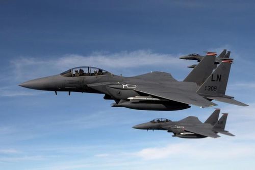  "Phi đội F-15C không thể hoạt động tới thập niên 2030. Chúng tôi đang gặp hàng loạt vấn đề nghiêm trọng với khung thân, đặc biệt là hiện tượng mỏi kim loại dọc hai bên sườn máy bay F-15C", Bộ trưởng Không quân Mỹ Heather Wilson tiết lộ hồi giữa năm ngoái. 