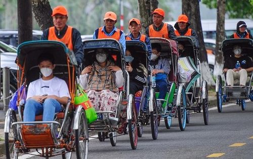 Nhiều người đeo khẩu trang trước tình hình virus corona đang ngày càng diễn biến phức tạp. Ảnh: Hoàng Hải.