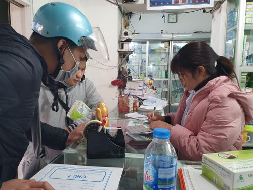 Ghi nhận của phóng viên ngày 29/1 (mùng 5 tết) nhiều hiệu thuốc lớn quanh các bệnh viện lớn tấp nập người mua khẩu trang. Thậm chí, có hiệu thuốc còn cháy hàng. 