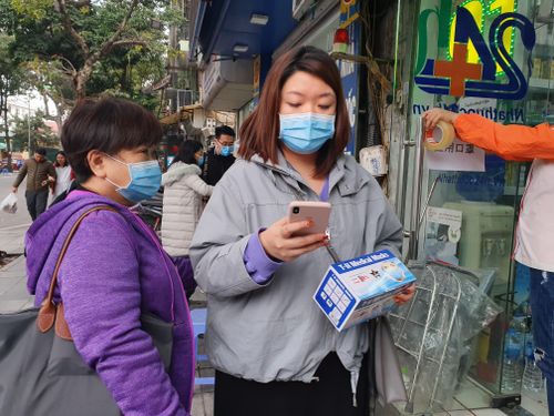 Ở đây, một hộp khẩu trang y tế DANAMECO loại 50 chiếc, màu xanh được đóng gói từng chiếc có giá bán 200.000 đồng