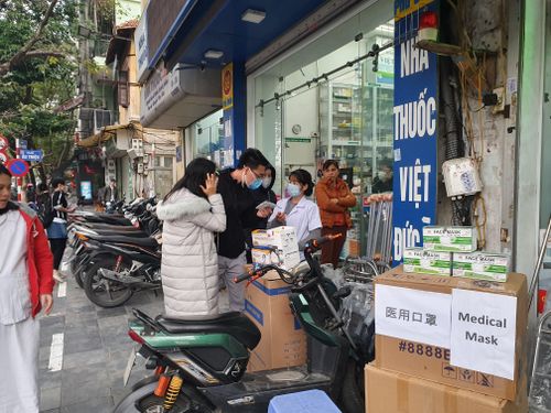 Các các thùng khẩu trang y tế của các hãng được bày lên vỉa hè để quảng cáo. Thậm chí nhân viên hiệu thuốc in tờ rơi có chữ Trung Quốc, dán lên các thùng khẩu trang y tế để khách dễ dàng chọn lựa. 