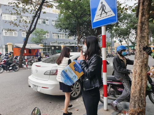 Chỉ trong vòng 15 phút hàng trăm hộp đã được bán ra, thậm chí có du khách muốn mua hết nhưng nhân viên ở đây lắc đầu vì hết hàng.