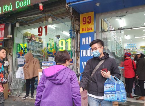 Mỗi du khách Trung Quốc đều mua từ 5 – 10 hộp khẩu trang y tế để sử dụng.
