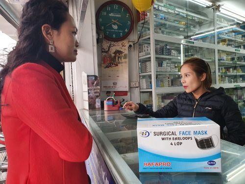 Tại khu vực đối diện cổng bệnh viện Bạch Mai đa số là các hiệu thuốc lớn, đã mở cửa mấy ngày nay. Khi hỏi 3 hiệu thuốc lớn thì có đến hai hiệu thuốc đã cháy hàng, từ chối khách hỏi mua khẩu trang y tế. Tại một hiệu thuốc khác có bán khẩu trang y tế loại 4 lớp của HAFAPRO, hộp 50 chiếc được nhân viên thông báo giá bán buôn là 75.000 đồng.