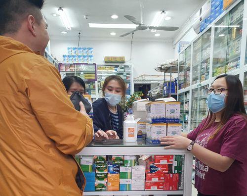Tại các hiệu thuốc trước cổng bệnh viện Hữu nghị Việt Đức (phố Phủ Doãn, Hoàn Kiếm) lượng người mua khẩu trang tăng đột biến. Đặc biệt, tại đây du khách Trung Quốc tập chung mua bán khá tấp nập