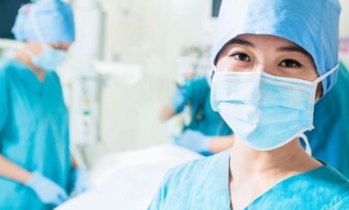Khi đeo khẩu trang phải để mặt xanh ra ngoài do mặt màu xanh có tính chống nước, các giọt nước bọt lớn bắn vào sẽ không thấm vào trong, có thể rơi xuống. Mặt màu trắng có tính hút ẩm, nên quay vào trong, để hơi thở thoát ra thấm vào khẩu trang. Ảnh minh họa: Internet